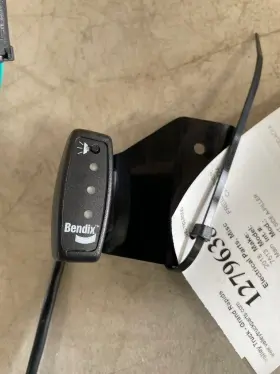 06-84838-001 Bendix Obstacle Detection Side Sensor Display With Bracket K041738 7513