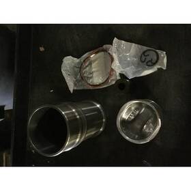 International 1825689c93 Package Kit Piston And Sleeve
