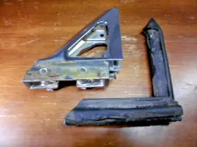 1077250125 Mercedes-benz 1984 R107 380sl - Left Manual Window Bracket With Weather Strip