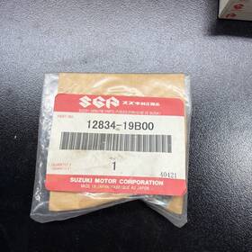 Suzuki 12834-19b00 Nos Oem Part Plug