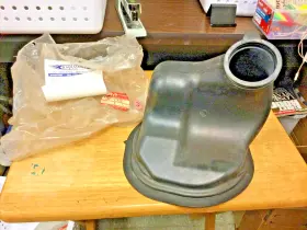 1388137e00 Suzuki Airbox Intake Rm250 96 97 998 99 00 13881 37e00