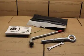 695.vo1w05 Volvo 2003 2004 2005 2006 Xc90 Spare Tire Tools